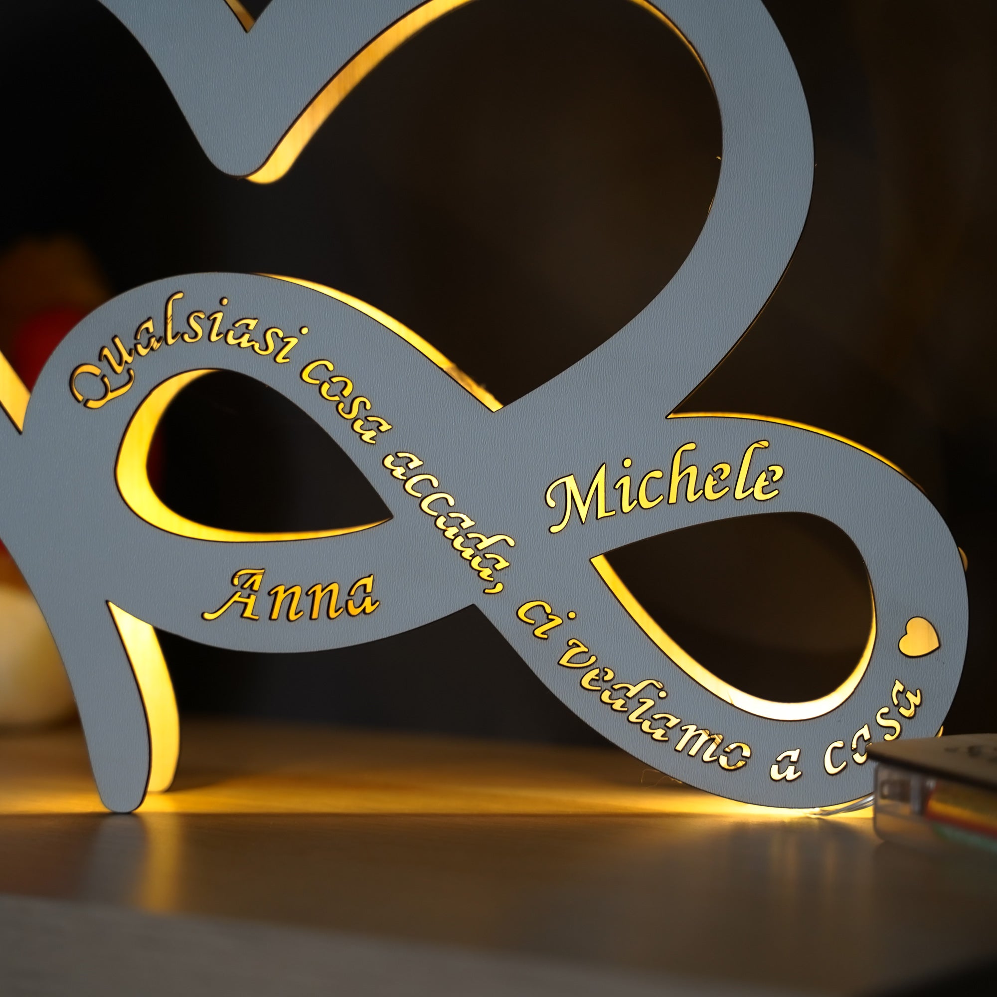 Lampada personalizzata in legno con cuore e Infinito intrecciati - Amore Infinito