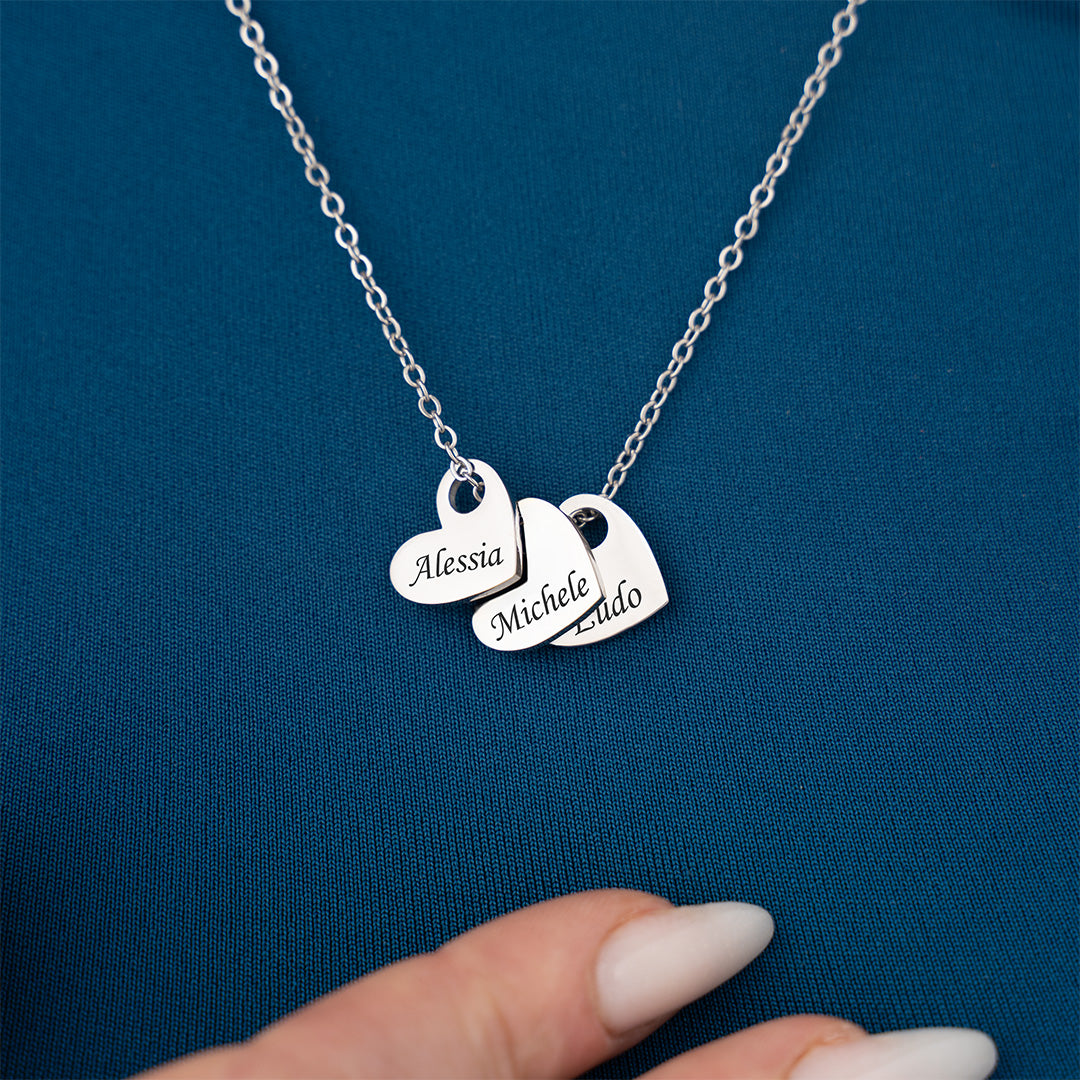 Collana Cuoricini con Nomi Incisi ✦ Cuori di Mamma