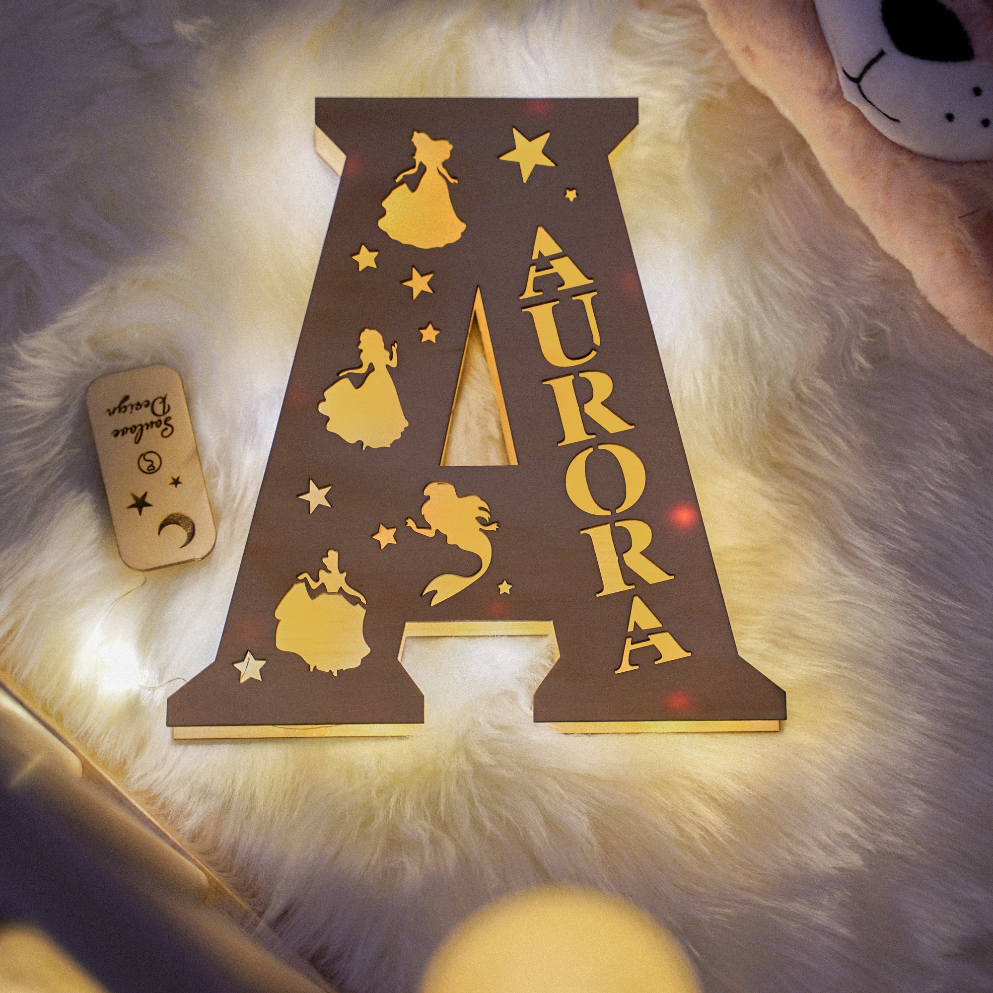 Lampada in legno personalizzata a forma di lettera con favole