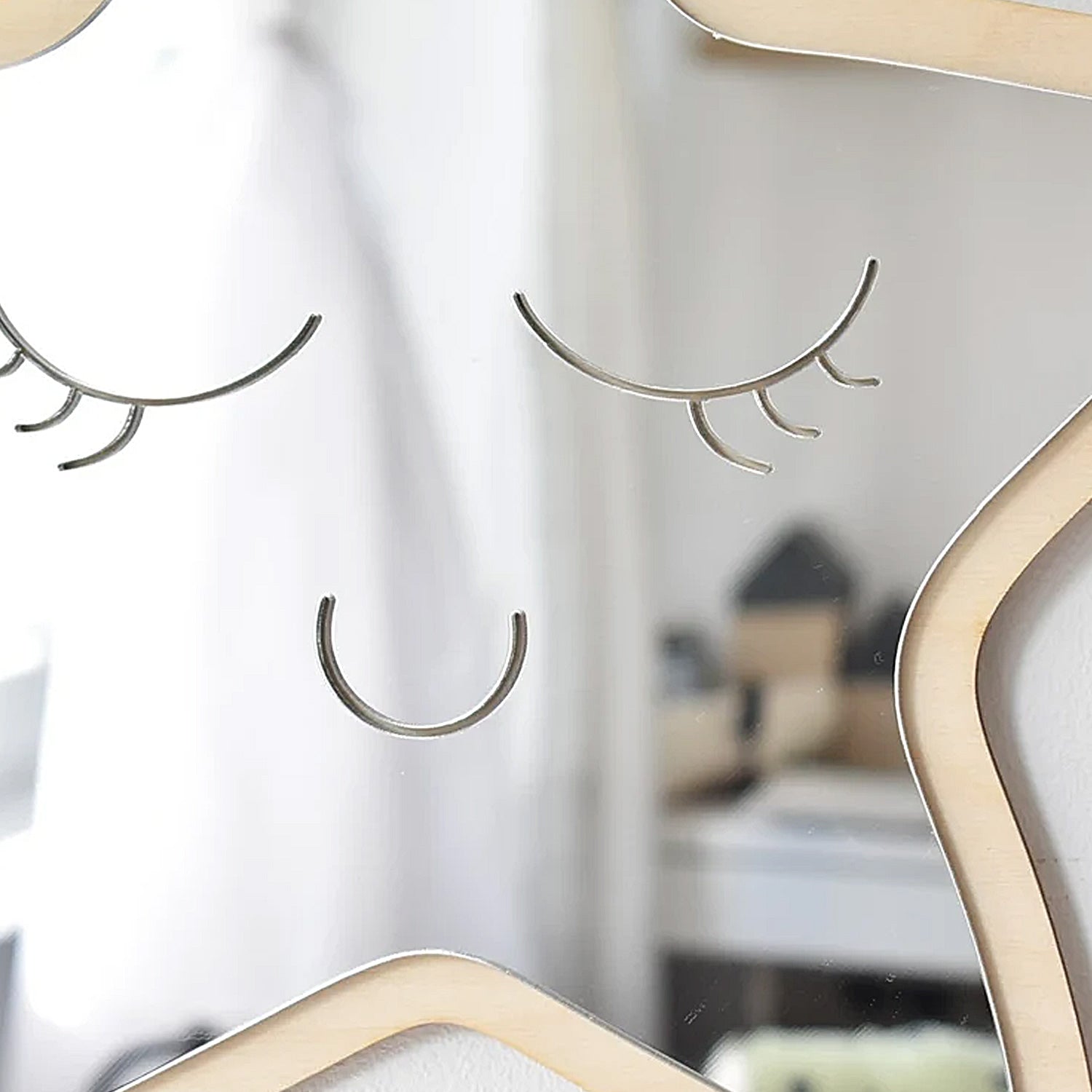 Specchio Decorativo a Forma di Stella - Design Giocoso e Moderno