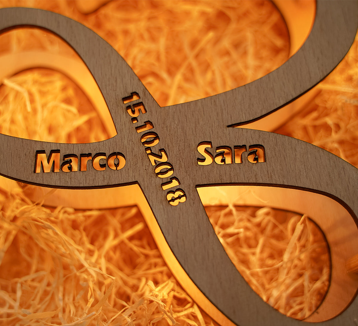 Lampada personalizzata in legno con cuore e Infinito intrecciati - Amore Infinito
