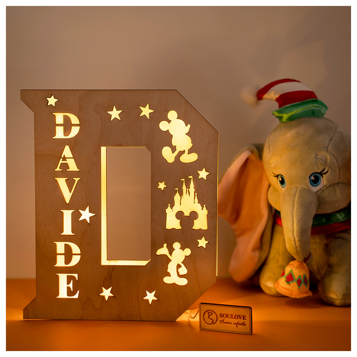 Lampada in legno personalizzata a forma di lettera con favole